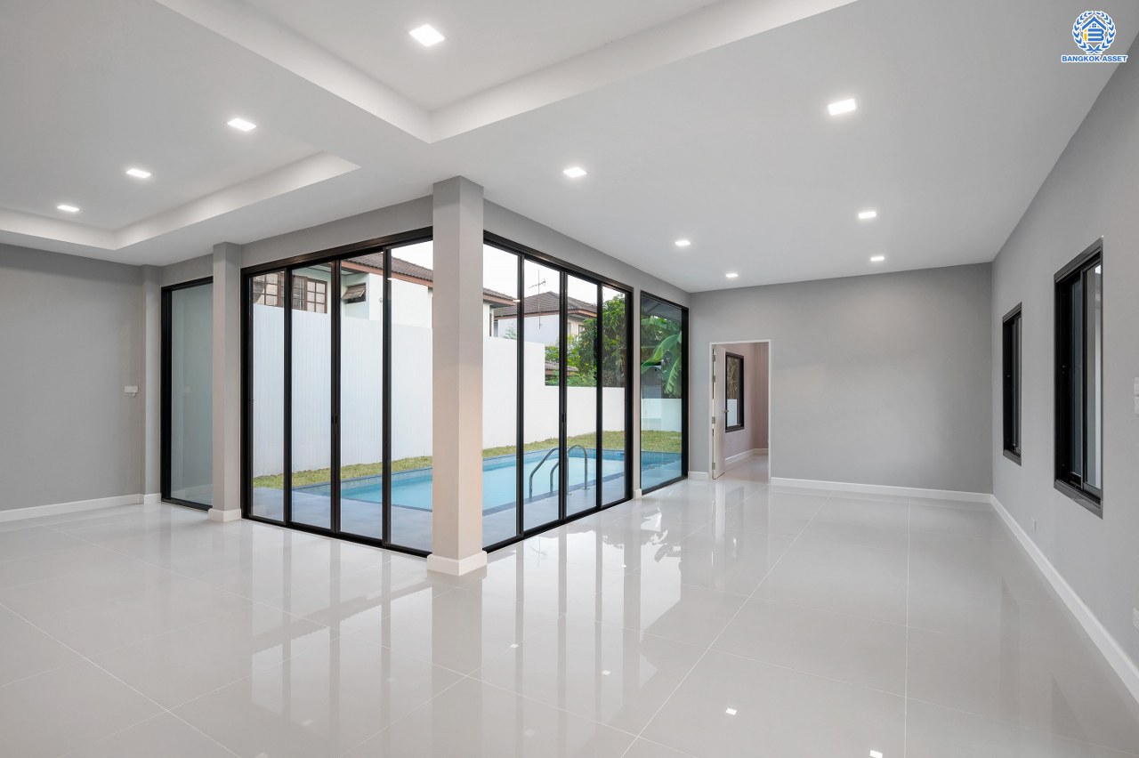 บ้านมือสองตกแต่งใหม่ หลังใหญ่พิเศษ โครงการ ชวนชื่นกรีนวิลล์ พุทธมณฑลสาย2 เนื้อที่ 108 ตร.ว. พื้นที่ใช้สอย 250 ตร.ม. ภายในตกแต่งหรูหรา บรรยากาศเป็นส่วนตัว พร้อมมีสระว่ายน้ำในตัว มาพร้อมฟังก์ชันจัดเต็ม 4 ห้องนอน 4 ห้องน้ำ 1 ห้องแม่บ้าน จอดรถได้ 2 คัน บนทำเลศักยภาพ เข้า-ออกได้ทั้ง ถ.พุทธมณฑลสาย2 และ ถ.กาญจนาภิเษก ใกล้ทางคู่ขนานลอยฟ้าบรมราชชนนี, เซ็นทรัลปิ่นเกล้า และม.มหิดล